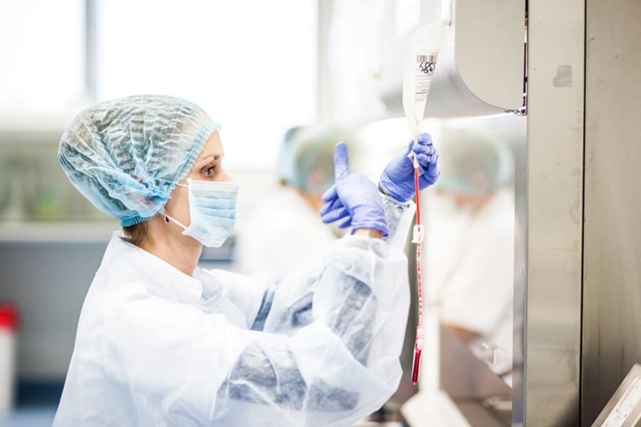 medicinska sestra uzima uzorak matičnih ćelija